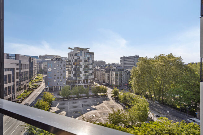 This spacious 3-bedroom, 2-bathroom apartment with 2 terraces, a private cellar and an underground parking space is located on the 7th floor of the prestigious BELVIEW Residence, in the heart of the European Quarter. Thanks to its corner location and larg