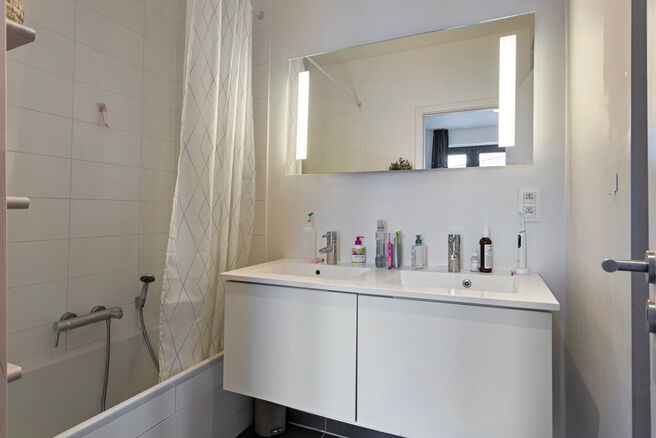 This spacious 3-bedroom, 2-bathroom apartment with 2 terraces, a private cellar and an underground parking space is located on the 7th floor of the prestigious BELVIEW Residence, in the heart of the European Quarter. Thanks to its corner location and larg