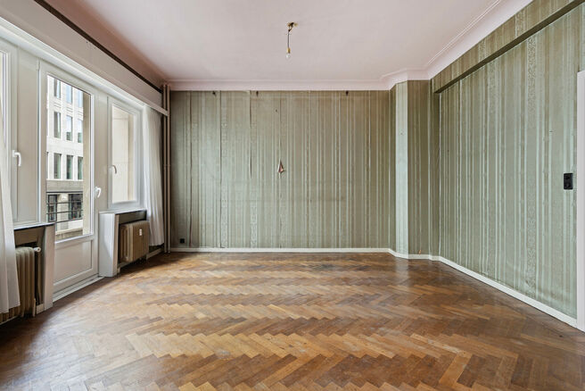 This classy one-bedroom apartment with a 2 terraces and 2 spacious attic storerooms is located on the 2nd floor of a co-ownership building, perfectly situated in the European Quarter, between Schuman and Brussels Park.

The apartment is arranged as follow