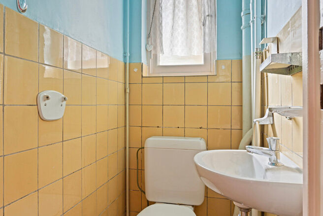 This classy one-bedroom apartment with a 2 terraces and 2 spacious attic storerooms is located on the 2nd floor of a co-ownership building, perfectly situated in the European Quarter, between Schuman and Brussels Park.

The apartment is arranged as follow