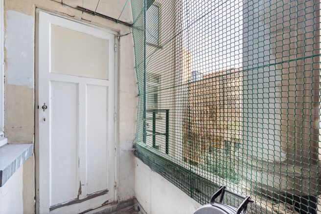 This classy one-bedroom apartment with a 2 terraces and 2 spacious attic storerooms is located on the 2nd floor of a co-ownership building, perfectly situated in the European Quarter, between Schuman and Brussels Park.

The apartment is arranged as follow