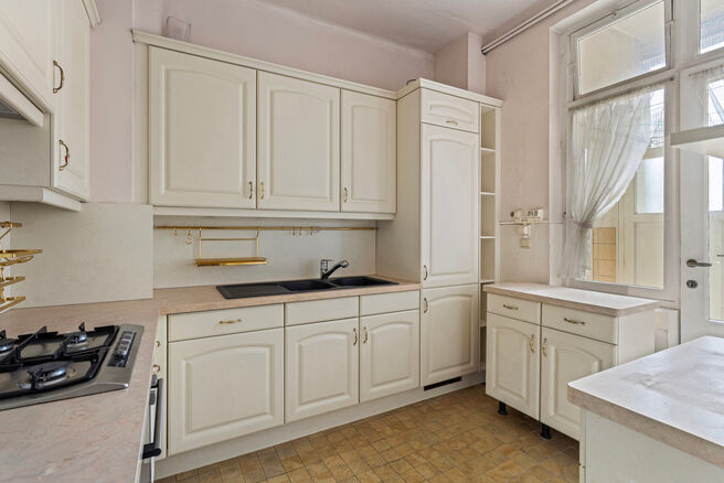 This classy one-bedroom apartment with 2 terraces and 2 spacious attic storerooms is located on the 2nd floor of a co-ownership building, perfectly situated in the European Quarter, between Schuman and Brussels Park.

The apartment is arranged as follows: