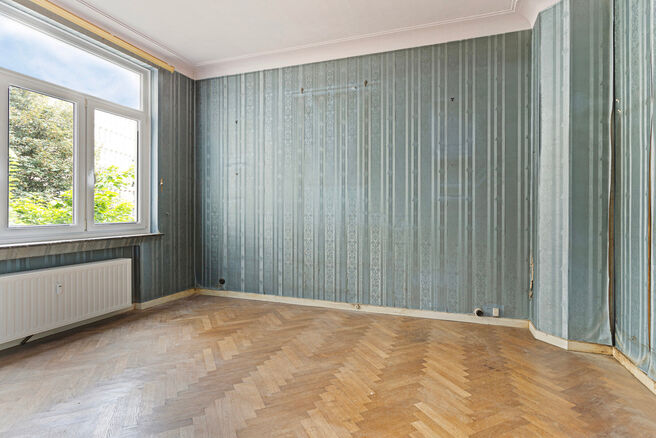 This classy one-bedroom apartment with 2 terraces and 2 spacious attic storerooms is located on the 2nd floor of a co-ownership building, perfectly situated in the European Quarter, between Schuman and Brussels Park.

The apartment is arranged as follows: