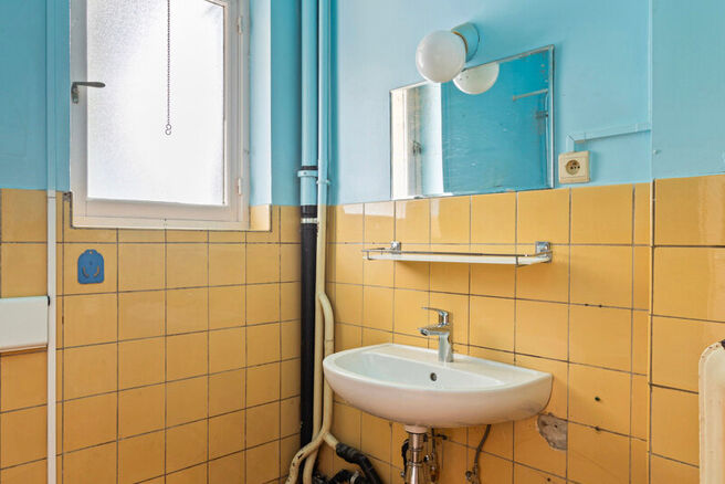 This classy one-bedroom apartment with 2 terraces and 2 spacious attic storerooms is located on the 2nd floor of a co-ownership building, perfectly situated in the European Quarter, between Schuman and Brussels Park.

The apartment is arranged as follows: