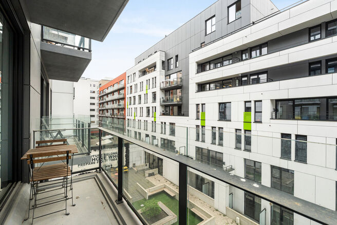 This recently built one-bedroom apartment enjoys an excellent location, directly opposite the trendy Canal district and close to Tour & Taxis and Rogier Square.

Located on the 3rd floor, the apartment features a southeast-facing terrace, ideal for enjoyi