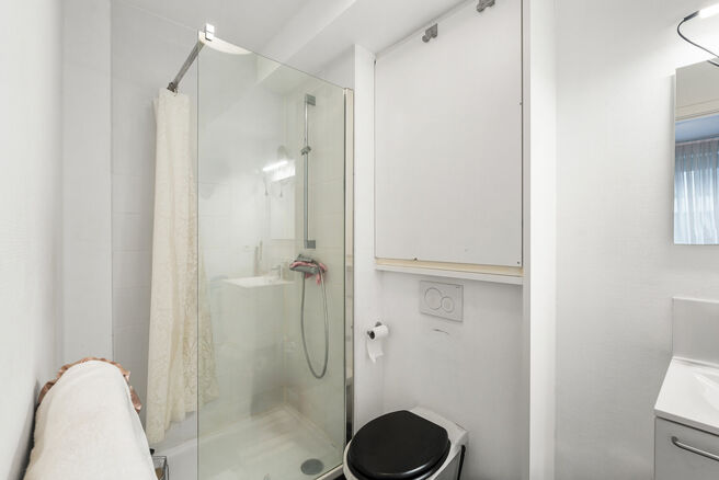 This recently built one-bedroom apartment enjoys an excellent location, directly opposite the trendy Canal district and close to Tour & Taxis and Rogier Square.

Located on the 3rd floor, the apartment features a southeast-facing terrace, ideal for enjoyi