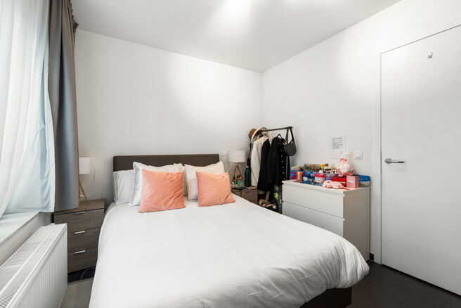 This recently built one-bedroom apartment enjoys an excellent location, directly opposite the trendy Canal district and close to Tour & Taxis and Rogier Square.

Located on the 3rd floor, the apartment features a southeast-facing terrace, ideal for enjoyi