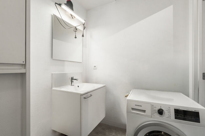 This recently built one-bedroom apartment enjoys an excellent location, directly opposite the trendy Canal district and close to Tour & Taxis and Rogier Square.

Located on the 3rd floor, the apartment features a southeast-facing terrace, ideal for enjoyi