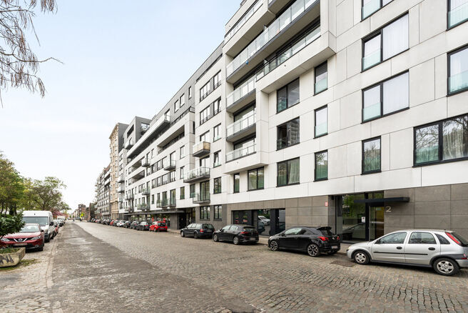 This recently built one-bedroom apartment enjoys an excellent location, directly opposite the trendy Canal district and close to Tour & Taxis and Rogier Square.

Located on the 3rd floor, the apartment features a southeast-facing terrace, ideal for enjoyi