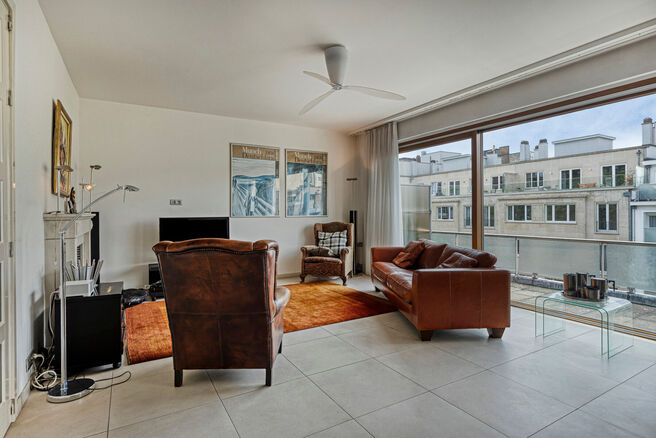 This beautifully finished 2-bedroom apartment, located in the sought-after Solbosch district, offers a unique opportunity to live near the green Ter Kamerenbos, the Ter Kameren Abbey, and the prestigious Louisalaan.
The apartment is situated on the fourth