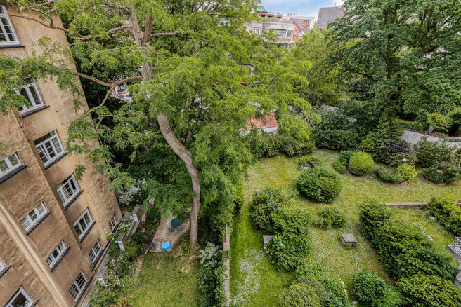 This beautifully finished 2-bedroom apartment, located in the sought-after Solbosch district, offers a unique opportunity to live near the green Ter Kamerenbos, the Ter Kameren Abbey, and the prestigious Louisalaan.
The apartment is situated on the fourth