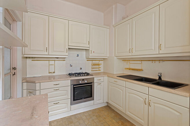 This classy one-bedroom apartment with 2 terraces and 2 spacious attic storerooms is located on the 2nd floor of a co-ownership building, perfectly situated in the European Quarter, between Schuman and Brussels Park.

The apartment is arranged as follows: