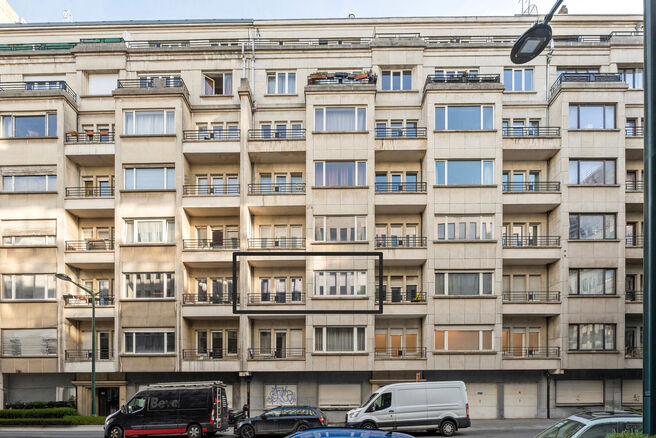 This classy one-bedroom apartment with 2 terraces and 2 spacious attic storerooms is located on the 2nd floor of a co-ownership building, perfectly situated in the European Quarter, between Schuman and Brussels Park.

The apartment is arranged as follows: