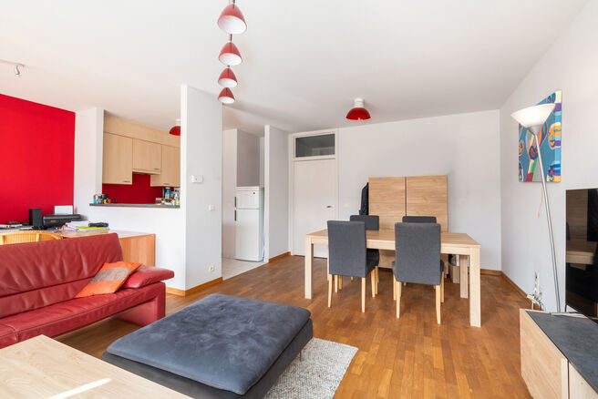 This bright 1-bedroom apartment is ideally located in the sought-after &ldquo;La Chasse&rdquo; area of Etterbeek, within walking distance of the VUB and ULB campuses, and on the border with Woluwe-Saint-Pierre (Chant d&rsquo;Oiseau) and Auderghem.

The apartment feat