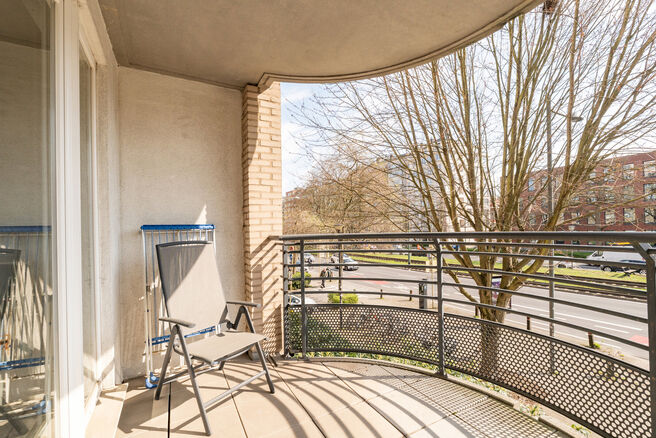 This bright 1-bedroom apartment is ideally located in the sought-after &ldquo;La Chasse&rdquo; area of Etterbeek, within walking distance of the VUB and ULB campuses, and on the border with Woluwe-Saint-Pierre (Chant d&rsquo;Oiseau) and Auderghem.

The apartment feat