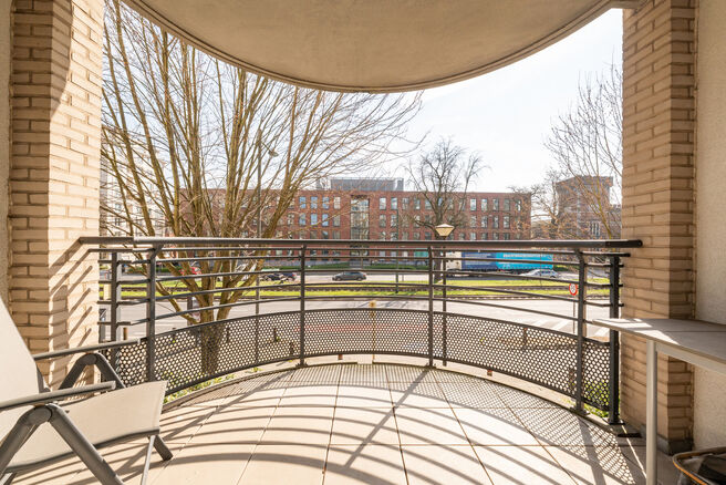 This bright 1-bedroom apartment is ideally located in the sought-after &ldquo;La Chasse&rdquo; area of Etterbeek, within walking distance of the VUB and ULB campuses, and on the border with Woluwe-Saint-Pierre (Chant d&rsquo;Oiseau) and Auderghem.

The apartment feat