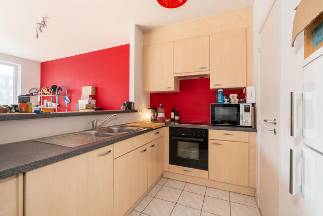 This bright 1-bedroom apartment is ideally located in the sought-after &ldquo;La Chasse&rdquo; area of Etterbeek, within walking distance of the VUB and ULB campuses, and on the border with Woluwe-Saint-Pierre (Chant d&rsquo;Oiseau) and Auderghem.

The apartment feat