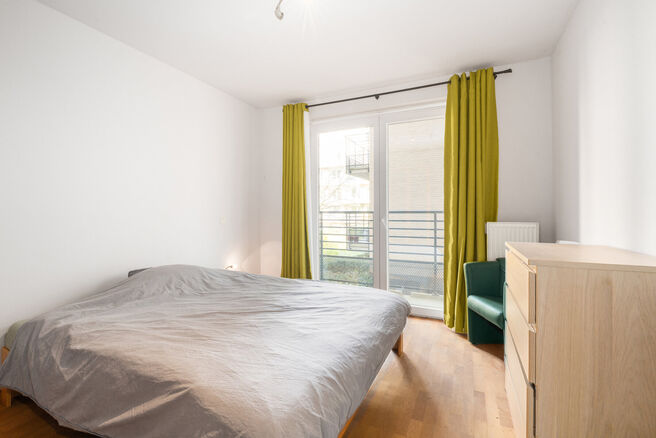 This bright 1-bedroom apartment is ideally located in the sought-after &ldquo;La Chasse&rdquo; area of Etterbeek, within walking distance of the VUB and ULB campuses, and on the border with Woluwe-Saint-Pierre (Chant d&rsquo;Oiseau) and Auderghem.

The apartment feat