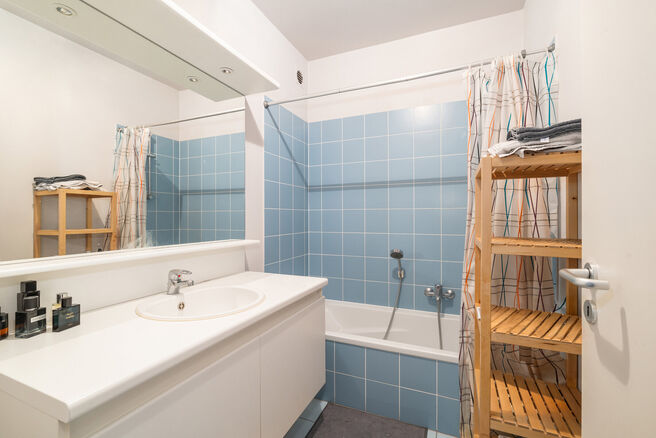 This bright 1-bedroom apartment is ideally located in the sought-after &ldquo;La Chasse&rdquo; area of Etterbeek, within walking distance of the VUB and ULB campuses, and on the border with Woluwe-Saint-Pierre (Chant d&rsquo;Oiseau) and Auderghem.

The apartment feat