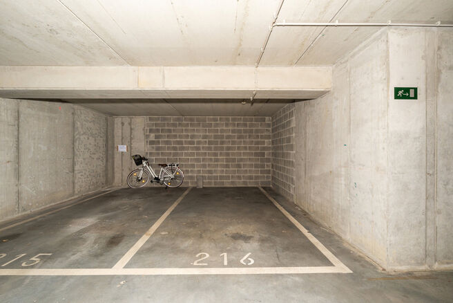 This bright 1-bedroom apartment is ideally located in the sought-after &ldquo;La Chasse&rdquo; area of Etterbeek, within walking distance of the VUB and ULB campuses, and on the border with Woluwe-Saint-Pierre (Chant d&rsquo;Oiseau) and Auderghem.

The apartment feat