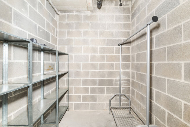 This bright 1-bedroom apartment is ideally located in the sought-after &ldquo;La Chasse&rdquo; area of Etterbeek, within walking distance of the VUB and ULB campuses, and on the border with Woluwe-Saint-Pierre (Chant d&rsquo;Oiseau) and Auderghem.

The apartment feat