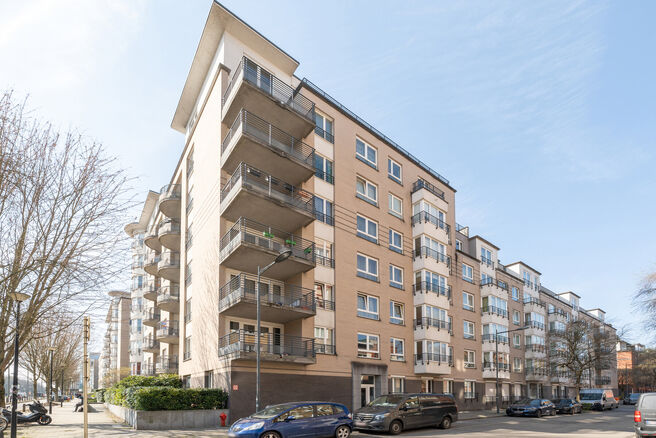 This bright 1-bedroom apartment is ideally located in the sought-after &ldquo;La Chasse&rdquo; area of Etterbeek, within walking distance of the VUB and ULB campuses, and on the border with Woluwe-Saint-Pierre (Chant d&rsquo;Oiseau) and Auderghem.

The apartment feat