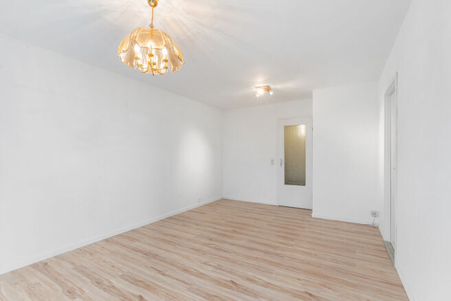This ground-floor apartment with one bedroom features a spacious 20 m&sup2; terrace overlooking a park-like communal garden, as well as a cellar.
It is located in a quiet, green residential neighbourhood in Evere, with all amenities within walking distance: s