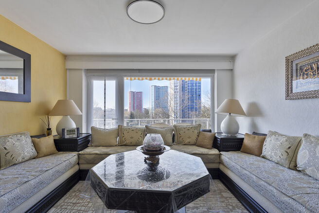 This bright 2-bedroom apartment with a 16 m² terrace is located on the 4th floor and offers lovely green views. Nestled in a quiet residential area, it offers comfort and privacy.

The entrance hall with built-in closets leads to a separate kitchen and a