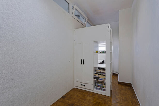 This bright 2-bedroom apartment with a 16 m² terrace is located on the 4th floor and offers lovely green views. Nestled in a quiet residential area, it offers comfort and privacy.

The entrance hall with built-in closets leads to a separate kitchen and a