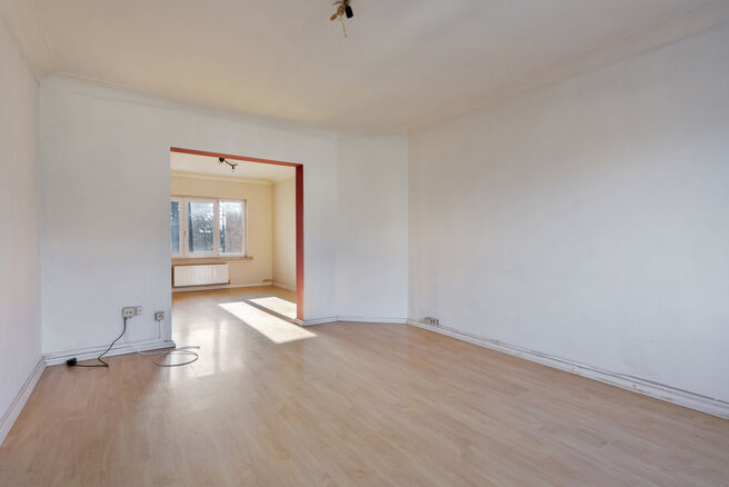 This duplex apartment on the second floor offers 2 bedrooms, 2 bathrooms, 2 toilets, and a southwest-facing terrace. It is part of a small-scale co-ownership with only three apartments.

The entrance hall leads to the spacious living area, divided into tw