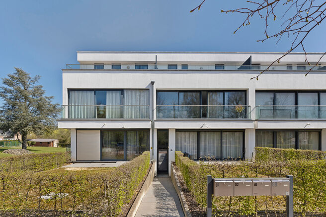 Unique opportunity: Move-in ready ground-floor apartment with two bedrooms, two terraces, a private garden, and a large shared garden with pond. Located in a small-scale residence of just eight units, within walking distance of Grimbergen’s center and r