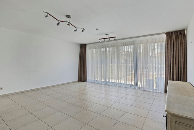 Unique opportunity: Move-in ready ground-floor apartment with two bedrooms, two terraces, a private garden, and a large shared garden with pond. Located in a small-scale residence of just eight units, within walking distance of Grimbergen’s center and r