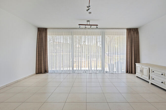 Unique opportunity: Move-in ready ground-floor apartment with two bedrooms, two terraces, a private garden, and a large shared garden with pond. Located in a small-scale residence of just eight units, within walking distance of Grimbergen’s center and r