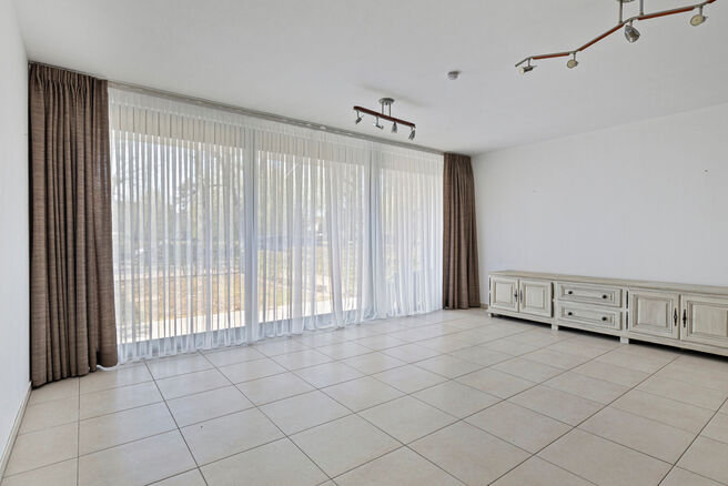 Unique opportunity: Move-in ready ground-floor apartment with two bedrooms, two terraces, a private garden, and a large shared garden with pond. Located in a small-scale residence of just eight units, within walking distance of Grimbergen’s center and r