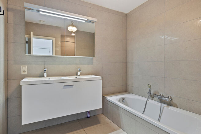 Unique opportunity: Move-in ready ground-floor apartment with two bedrooms, two terraces, a private garden, and a large shared garden with pond. Located in a small-scale residence of just eight units, within walking distance of Grimbergen’s center and r