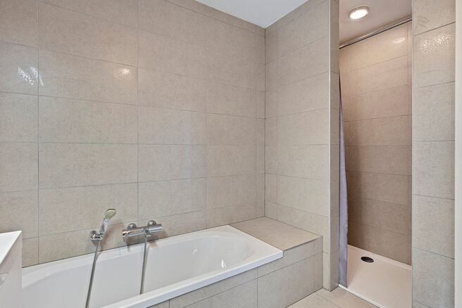 Unique opportunity: Move-in ready ground-floor apartment with two bedrooms, two terraces, a private garden, and a large shared garden with pond. Located in a small-scale residence of just eight units, within walking distance of Grimbergen’s center and r