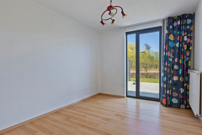 Unique opportunity: Move-in ready ground-floor apartment with two bedrooms, two terraces, a private garden, and a large shared garden with pond. Located in a small-scale residence of just eight units, within walking distance of Grimbergen’s center and r