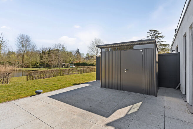 Unique opportunity: Move-in ready ground-floor apartment with two bedrooms, two terraces, a private garden, and a large shared garden with pond. Located in a small-scale residence of just eight units, within walking distance of Grimbergen’s center and r