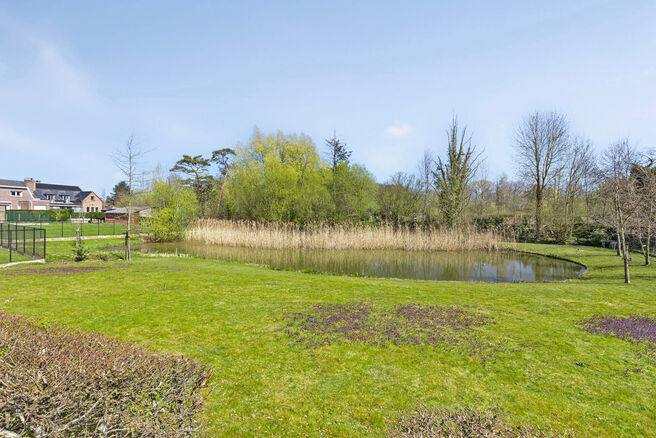Unique opportunity: Move-in ready ground-floor apartment with two bedrooms, two terraces, a private garden, and a large shared garden with pond. Located in a small-scale residence of just eight units, within walking distance of Grimbergen’s center and r