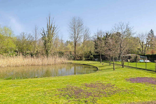 Unique opportunity: Move-in ready ground-floor apartment with two bedrooms, two terraces, a private garden, and a large shared garden with pond. Located in a small-scale residence of just eight units, within walking distance of Grimbergen’s center and r