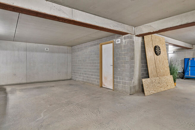 Unique opportunity: Move-in ready ground-floor apartment with two bedrooms, two terraces, a private garden, and a large shared garden with pond. Located in a small-scale residence of just eight units, within walking distance of Grimbergen’s center and r