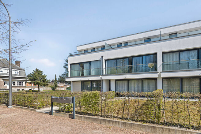 Unique opportunity: Move-in ready ground-floor apartment with two bedrooms, two terraces, a private garden, and a large shared garden with pond. Located in a small-scale residence of just eight units, within walking distance of Grimbergen’s center and r