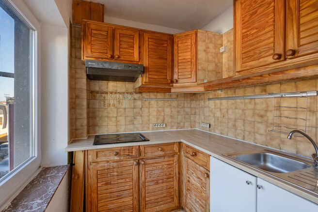 This duplex apartment on the second floor offers 2 bedrooms, 2 bathrooms, 2 toilets, and a southwest-facing terrace. It is part of a small-scale co-ownership with only three apartments.

The entrance hall leads to the spacious living area, divided into tw