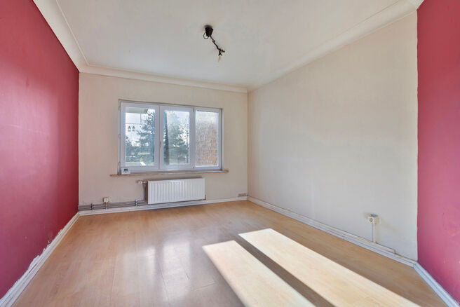 This duplex apartment on the second floor offers 2 bedrooms, 2 bathrooms, 2 toilets, and a southwest-facing terrace. It is part of a small-scale co-ownership with only three apartments.

The entrance hall leads to the spacious living area, divided into tw