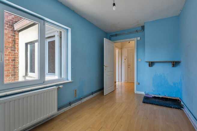 This duplex apartment on the second floor offers 2 bedrooms, 2 bathrooms, 2 toilets, and a southwest-facing terrace. It is part of a small-scale co-ownership with only three apartments.

The entrance hall leads to the spacious living area, divided into tw