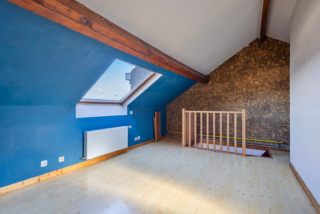 This duplex apartment on the second floor offers 2 bedrooms, 2 bathrooms, 2 toilets, and a southwest-facing terrace. It is part of a small-scale co-ownership with only three apartments.

The entrance hall leads to the spacious living area, divided into tw