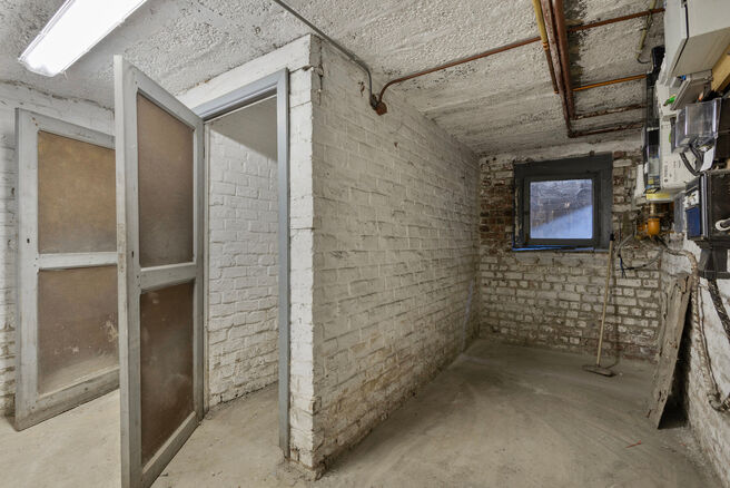 This duplex apartment on the second floor offers 2 bedrooms, 2 bathrooms, 2 toilets, and a southwest-facing terrace. It is part of a small-scale co-ownership with only three apartments.

The entrance hall leads to the spacious living area, divided into tw