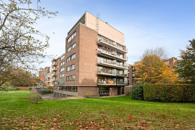 This move-in-ready three-bedroom apartment is centrally located on the village square of Strombeek-Bever, with numerous amenities in the immediate vicinity and within walking distance. Brussels is very quickly and easily accessible. It features a beautifu