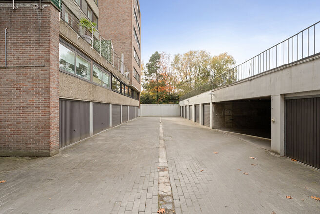 This move-in-ready three-bedroom apartment is centrally located on the village square of Strombeek-Bever, with numerous amenities in the immediate vicinity and within walking distance. Brussels is very quickly and easily accessible. It features a beautifu