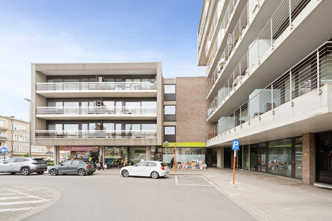 This move-in-ready three-bedroom apartment is centrally located on the village square of Strombeek-Bever, with numerous amenities in the immediate vicinity and within walking distance. Brussels is very quickly and easily accessible. It features a beautifu